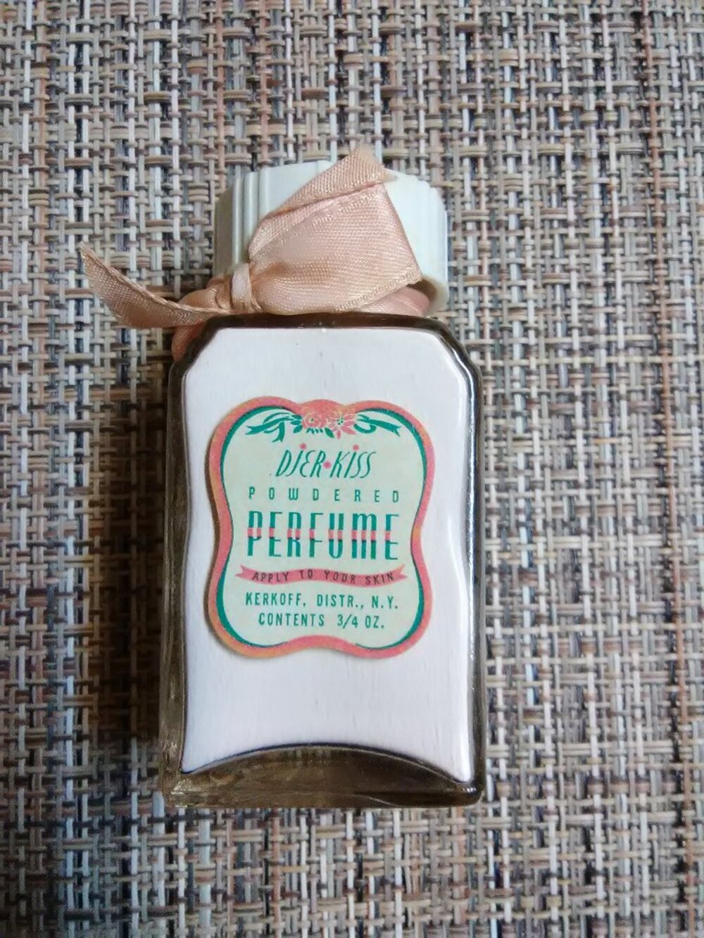 Vintage Djer Kiss POWDERED perfume --- full - I cannot open the cap